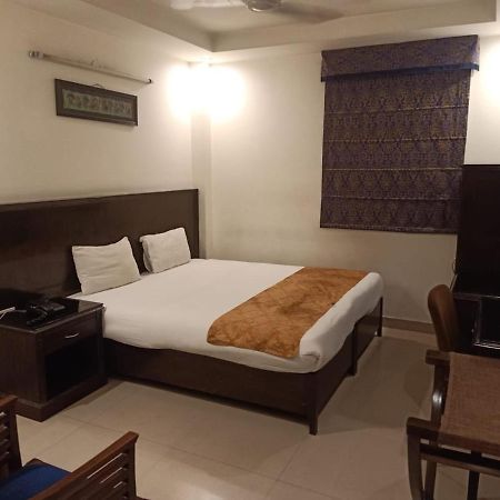 Hotel Clark Heights New Delhi Buitenkant foto