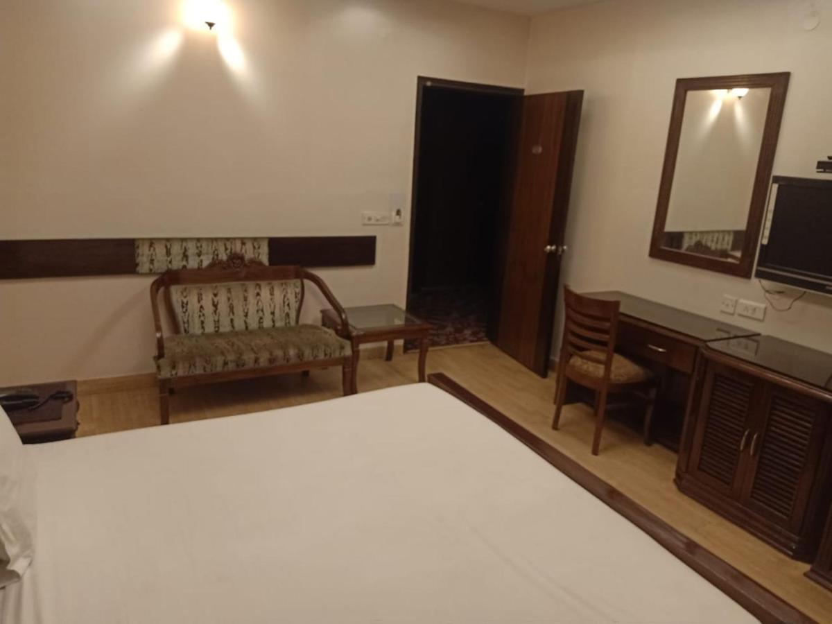 Hotel Clark Heights New Delhi Buitenkant foto