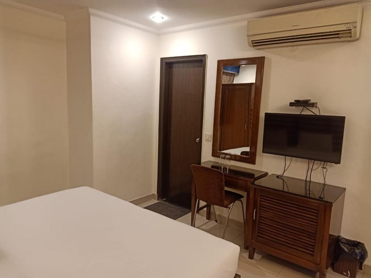 Hotel Clark Heights New Delhi Buitenkant foto
