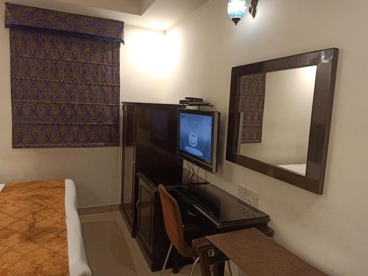 Hotel Clark Heights New Delhi Buitenkant foto