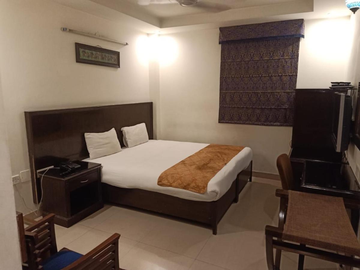 Hotel Clark Heights New Delhi Buitenkant foto
