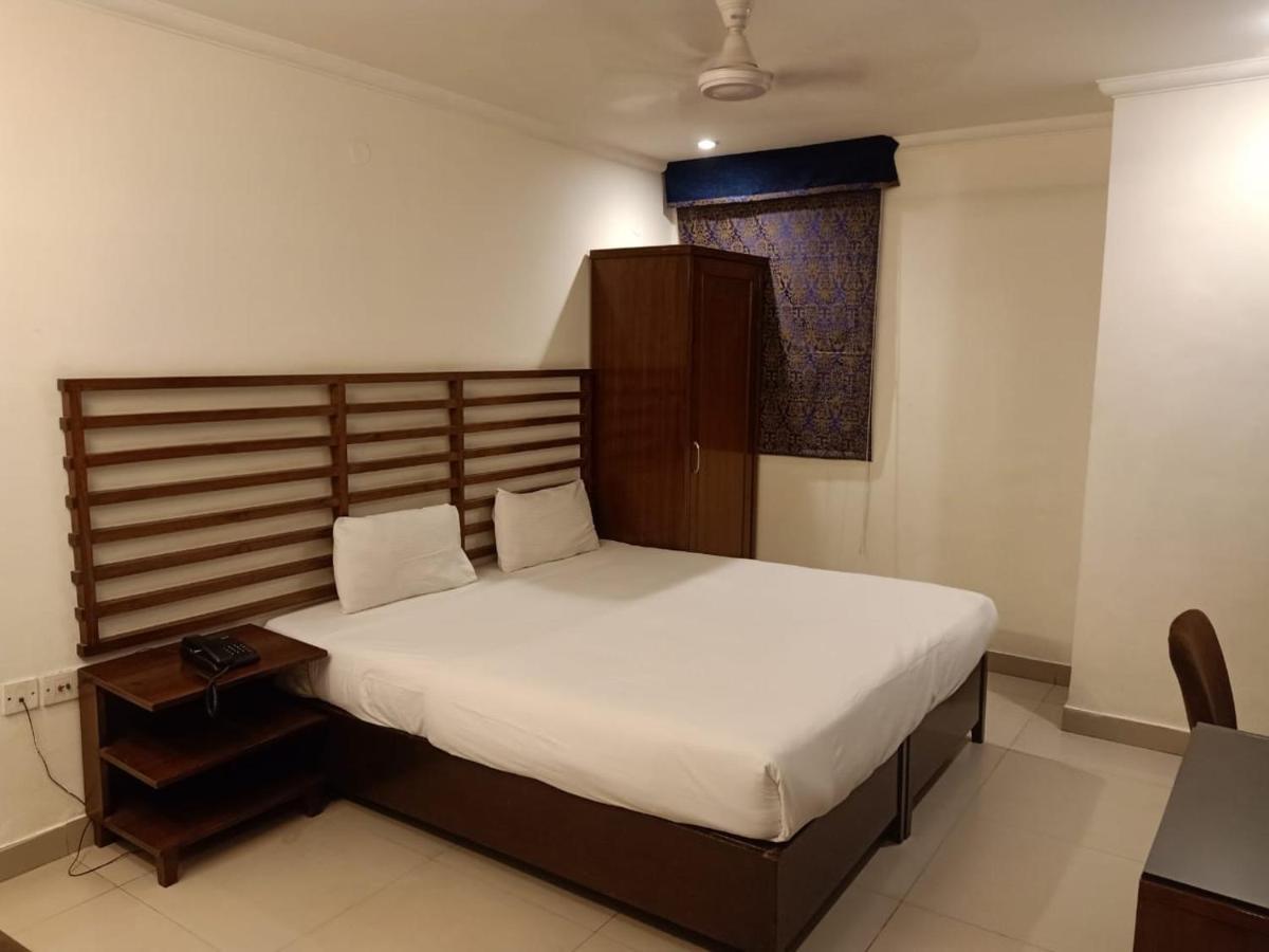 Hotel Clark Heights New Delhi Buitenkant foto