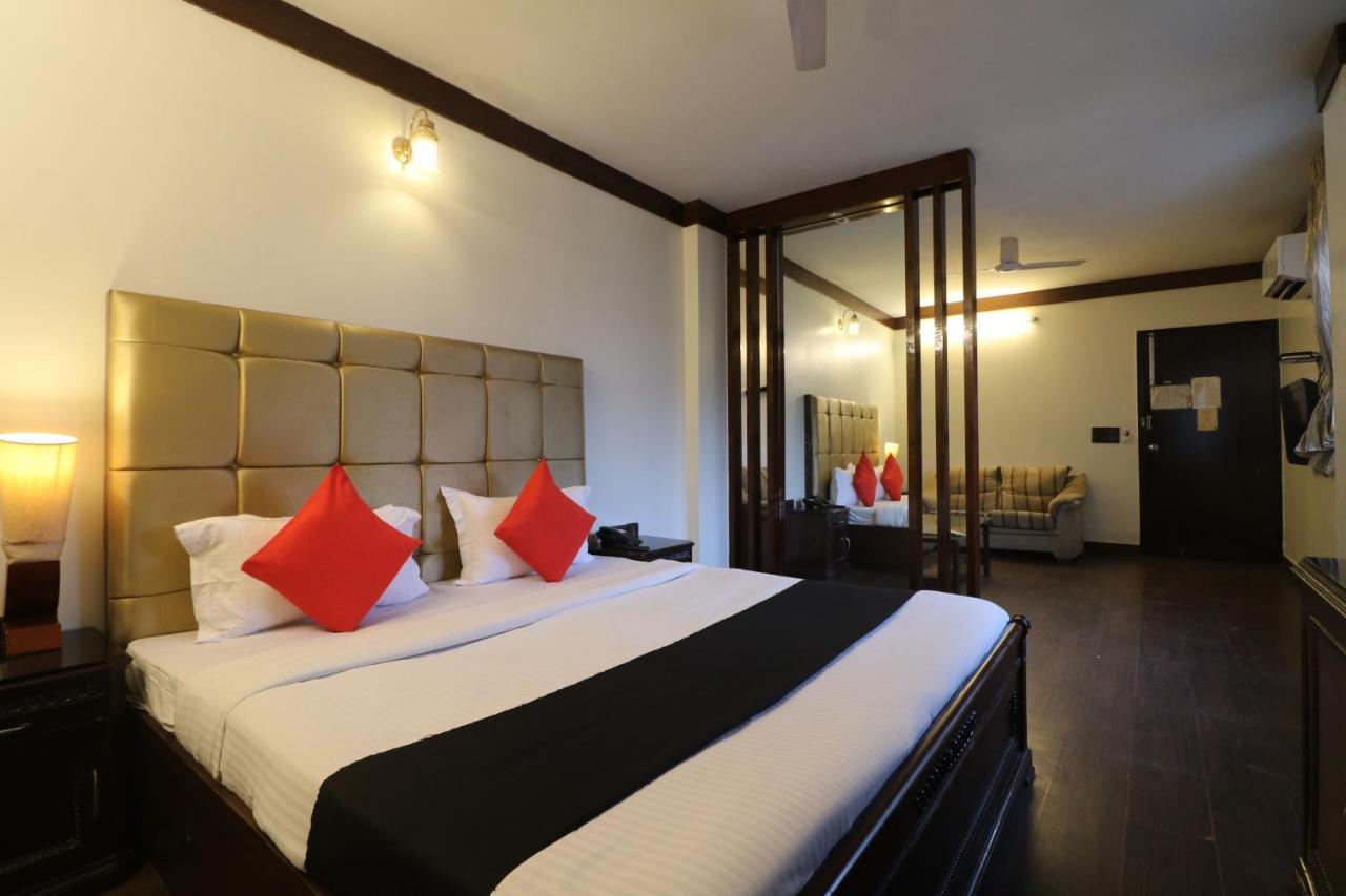 Hotel Clark Heights New Delhi Buitenkant foto
