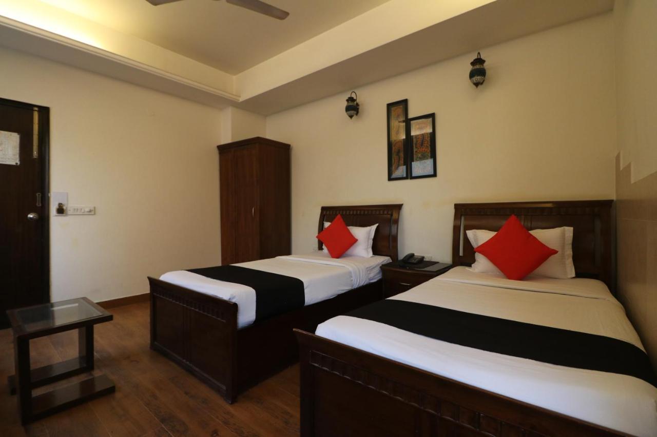 Hotel Clark Heights New Delhi Buitenkant foto