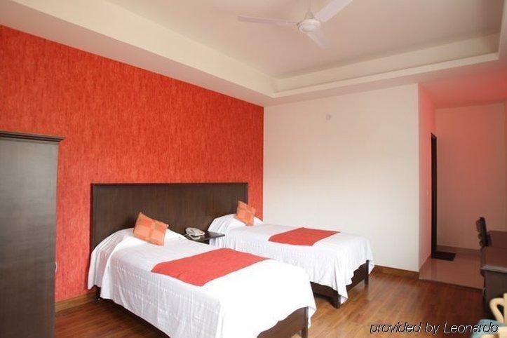 Hotel Clark Heights New Delhi Kamer foto