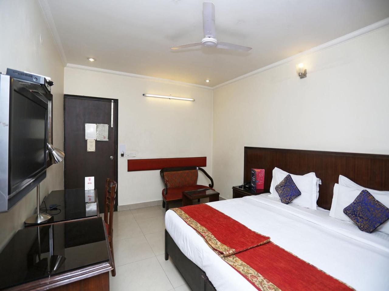 Hotel Clark Heights New Delhi Buitenkant foto