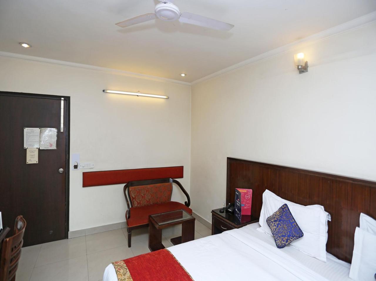 Hotel Clark Heights New Delhi Buitenkant foto
