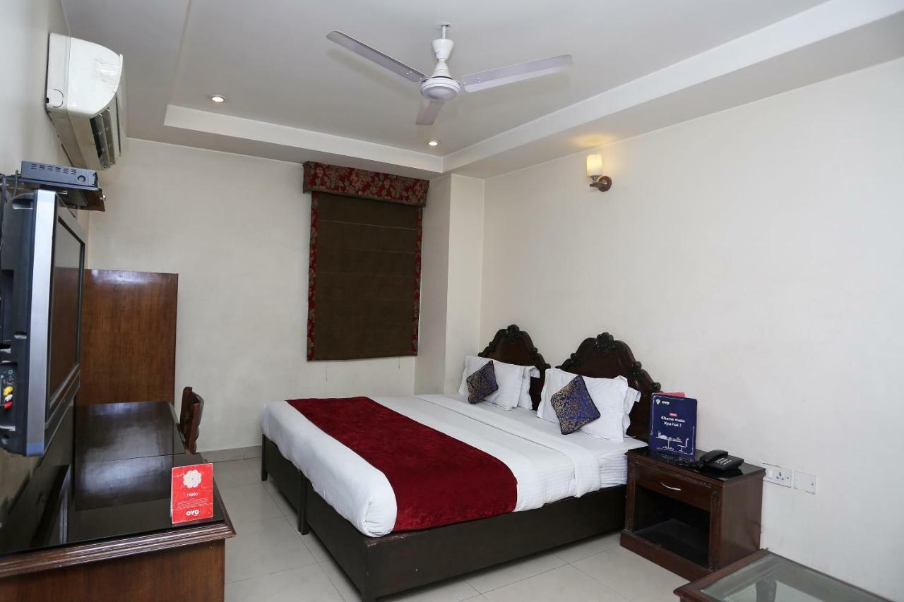 Hotel Clark Heights New Delhi Buitenkant foto