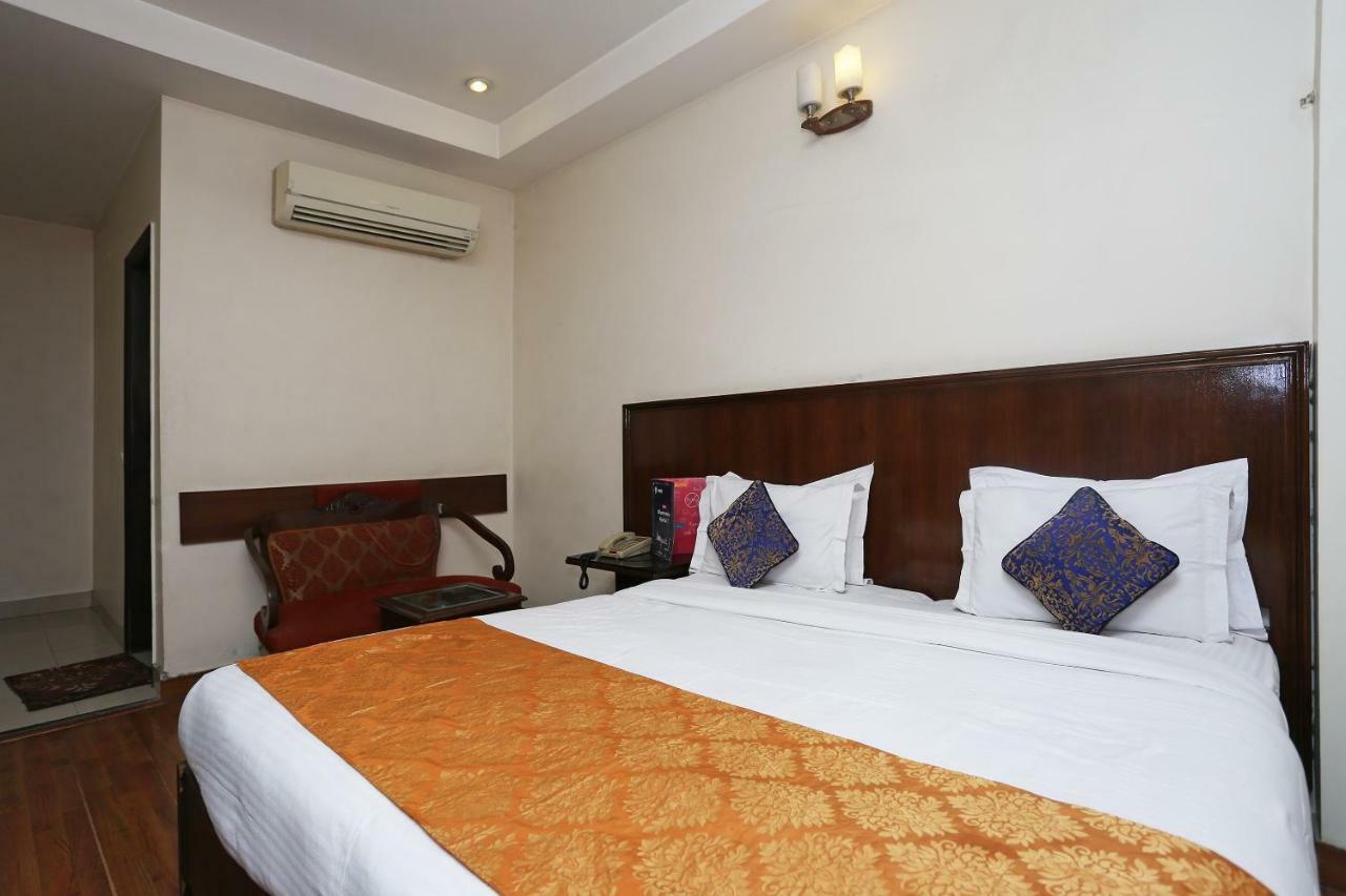 Hotel Clark Heights New Delhi Buitenkant foto