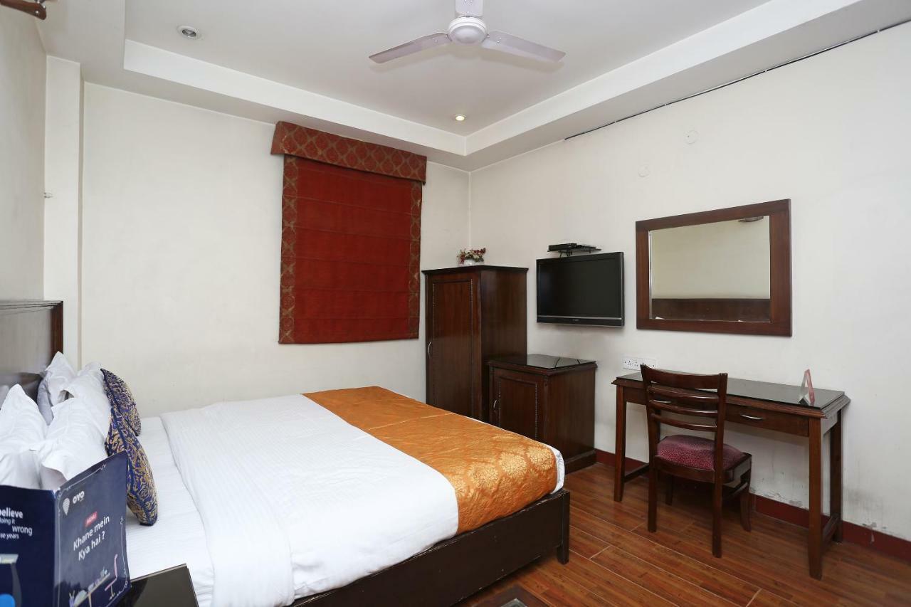 Hotel Clark Heights New Delhi Buitenkant foto